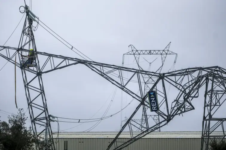 Postes de alta tensão derrubados